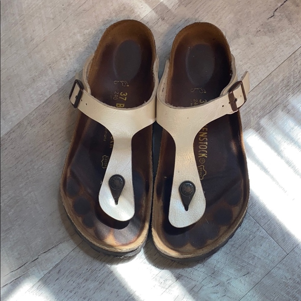 Pearl white Gizeh Birkenstock’s